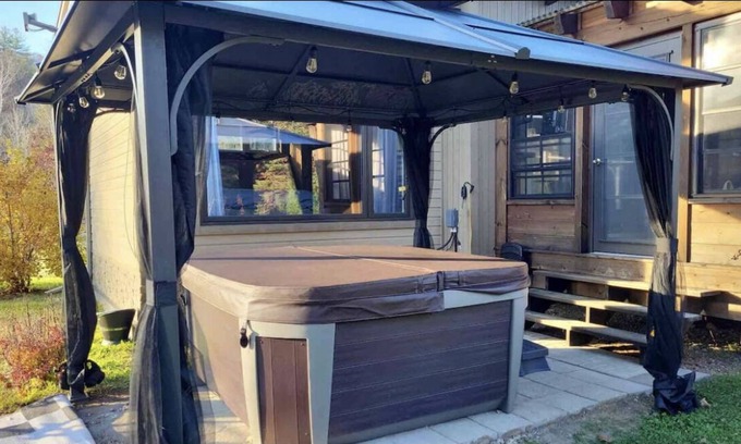 Bowman Cottage | Relaxing waterfront with hot tub and game room