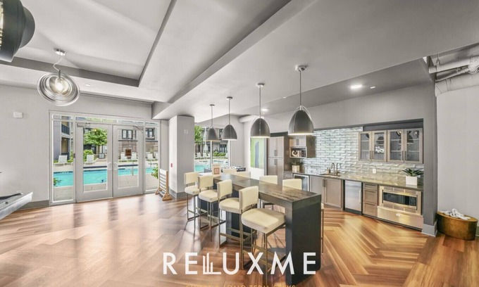 Fourth Ward Condo | Reluxme | 2BR Uptown High Rise w/King Beds & Pool