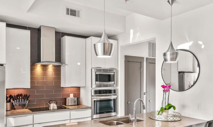Second Ward Condo | Reluxme | City Center High-Rise King 2BR + Skyline