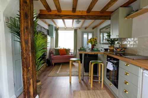 South Leigh House | Remarkable 1-Bed Cotswolds Cottage in Finstock