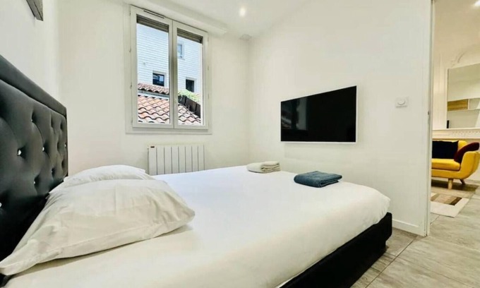 Bordeaux City Centre Apartment | Remarkable 2-Bed Apartment in Bordeaux