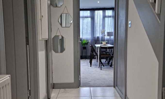 Hackney Wick Apartment | Remarkable 3-Bed Apartment in London
