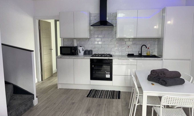 Hendon Apartment | Remarkable 3-Bed Apartment in London