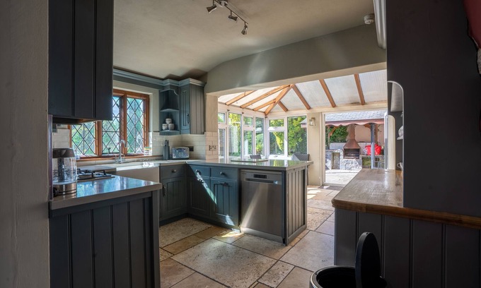 Caerleon House | Remarkable 4-bed Cottage in Cearleon