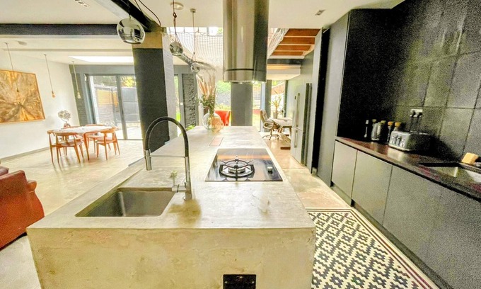 Winchmore Hill House | Remarkable 7-Bed House in London