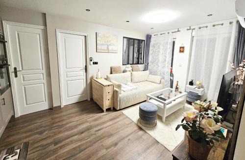 Le Kremlin-Bicetre Apartment | Remarkable air-con 2-Bed Apartment by Paris