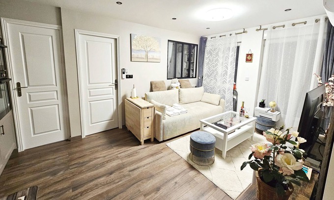 Le Kremlin-Bicetre Apartment | Remarkable, air-con, 2-Bed Apartment by Paris