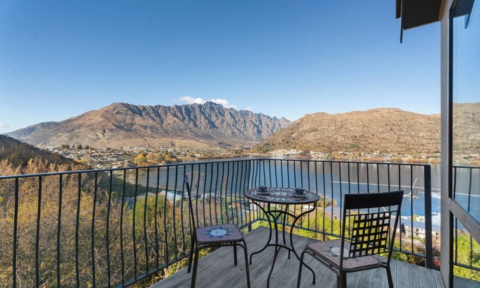 Frankton Cottage | Remarkable Views - Queenstown Holiday Home