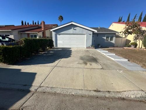 East San Jose House | Remodel 3 bedrooms 2 full bath home free laundry,Wi-Fi, Parking