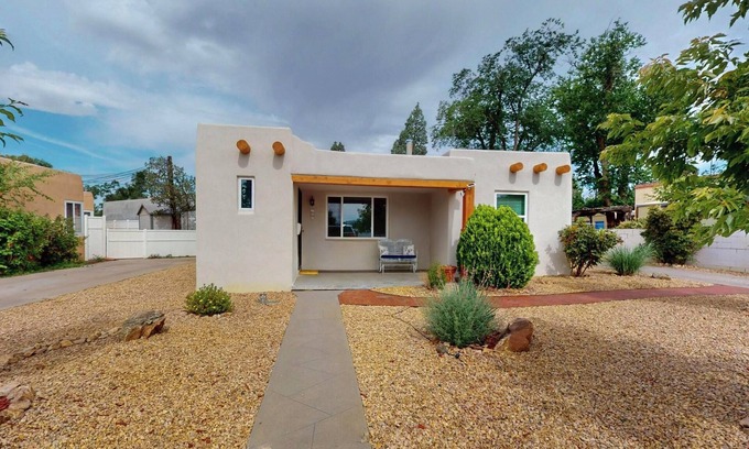 West Park House | Remodeled 2bd/1ba Treasure in Old Town, Patio, AC
