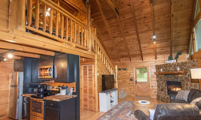Gatlinburg - Pigeon Forge Cabin | Remodeled 2BR Log Cabin, with Hot Tub, Fireplace, Pool Table, WiFi, and Hatfield & McCoy Tickets!*