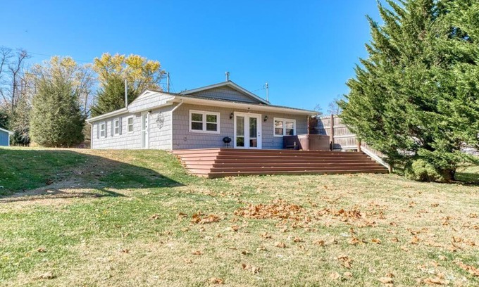 Belspring House | Remodeled, 3 BR, cabin on river