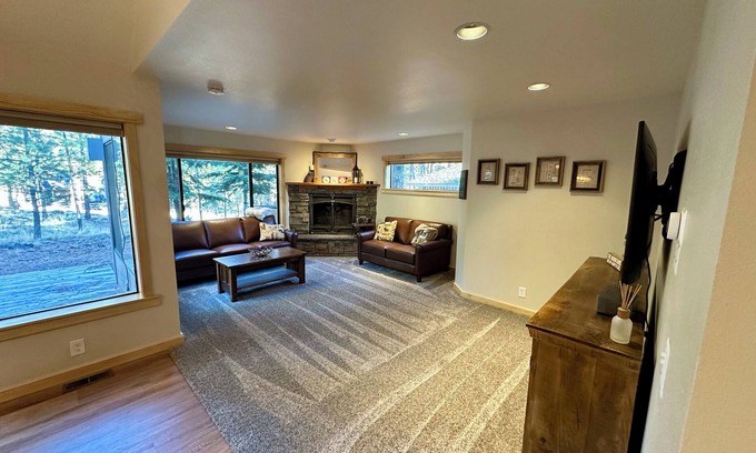 Deer Park House | Remodeled 4 bed, EV charging ,AC, Tankless water heater, SHARC passes, pet free