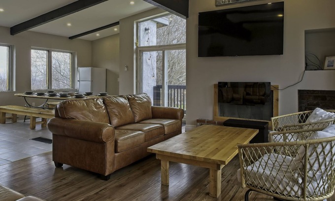 The Blue Mountains Ski Chalet | Remodeled 6 Bedroom Chalet, Hot-Tub Near Village