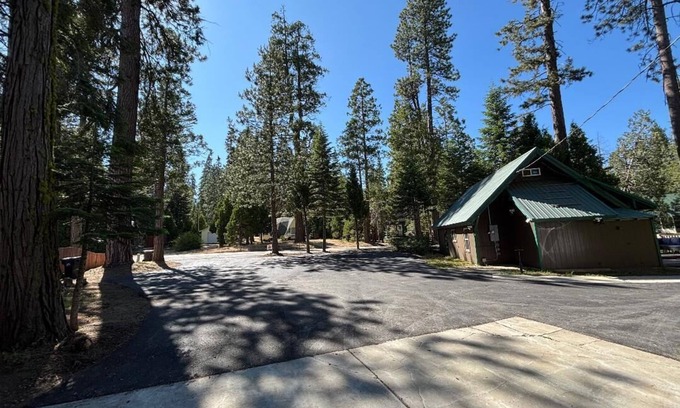Musick Ridge Cabin | Remodeled Cabin on Large Flat Lot with Boat Large Parking Near Serene Meadow