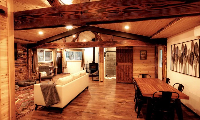 Randle House | Remodeled cabin w/Hot Tub, Bunk house on 2 acres!