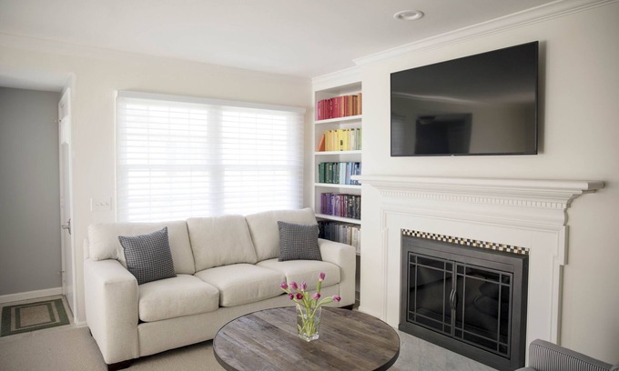 Harbor Springs Condo | Remodeled condo. Less than half a mile to downtown HS, the beach and boat docks!