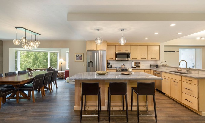 Keystone Condo | Remodeled Condo w/Stunning Corner Views of Snake River, Pool & Hot Tub Access