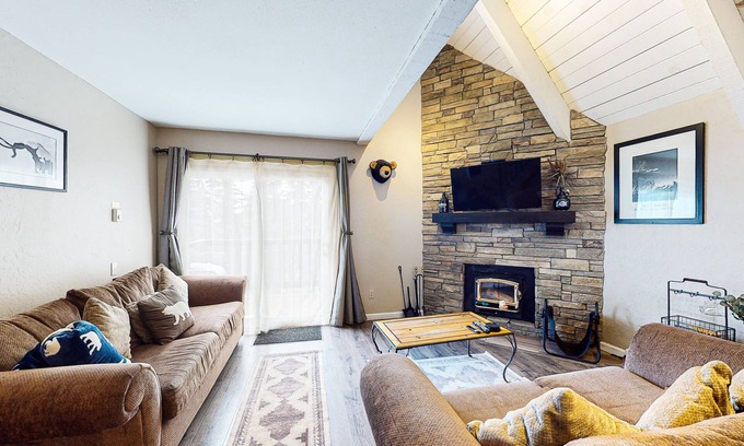 Mammoth Lakes Condo | Remodeled condo with balcony & fireplace - walk to Village gondola