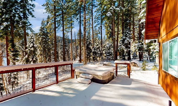 Sunnyside House | Remodeled Creek-Side Cabin |100 Private Beach & Hot Tub | 1 Mile to Lake