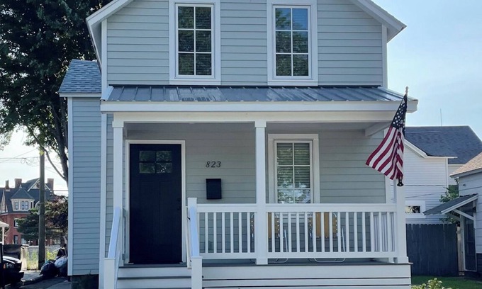 North Street House | Remodeled Downtown Cottage, close to St Clair River, McMorran, Convention Center
