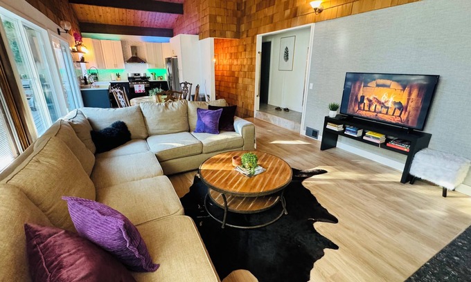 Crestline Cabin | Remodeled Family Cabin 5 min stroll to Lake Gregory!