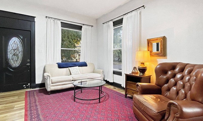 Des Moines House | Remodeled Gem-Blocks from Drake-Sleeps 7!