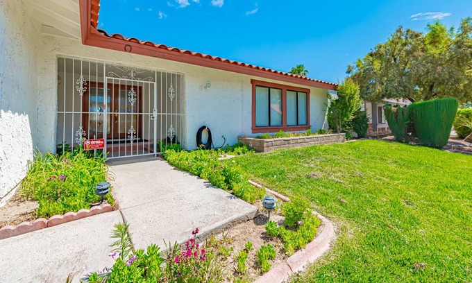 Rancho Oakey House | Remodeled ground floor big pool close to strips & Casinos