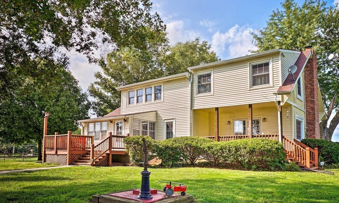 Liberty House | Remodeled Historic Farmhouse ~ 20 Mi to KC!