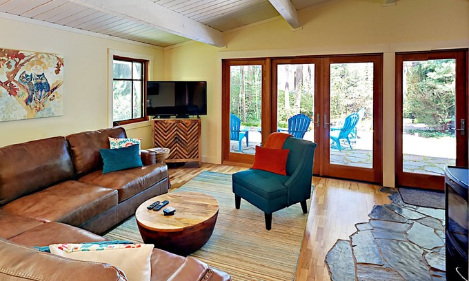 Bainbridge Island House | Remodeled Home: Wood Stove, Patio, Spacious Yard & Kayaks – Steps to Bay