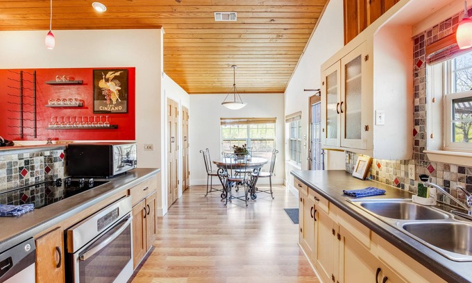 Fredericksburg House | Remodeled home with large fenced yard & central AC - drive minutes to wineries