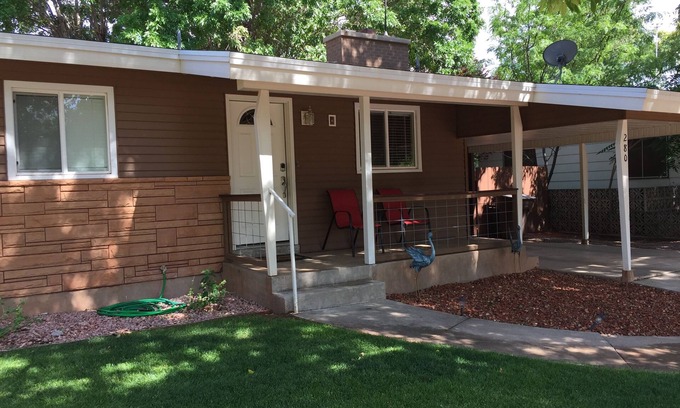 Kanab House | Remodeled in-town beauty with Mountain Views! Large, fully fenced back yard.