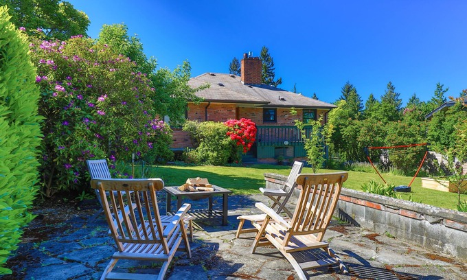 Richmond Highlands House | Remodeled mid-century view home close to Seattle