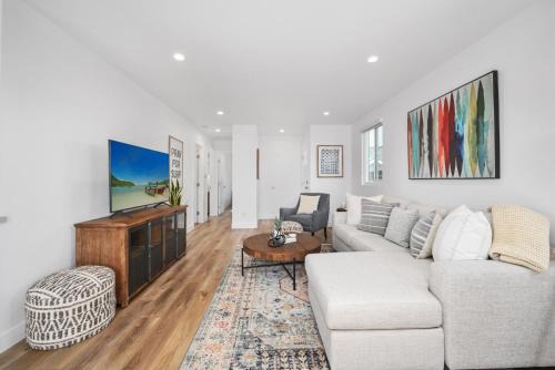 West Newport House | Remodeled - Modern - 2 Bedroom - Walk to the Beach