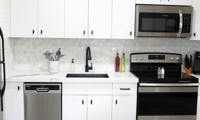 Tempe Apartment | Remodeled Modern Ground Level Apt Blocks to Dwntn - B