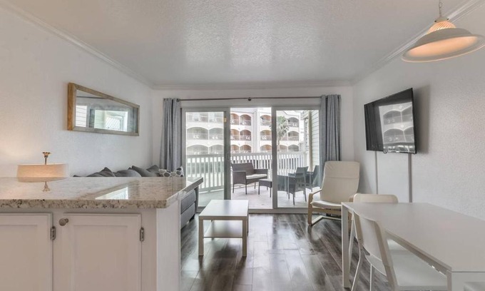 Galveston House | Remodeled Oceanside Retreat
