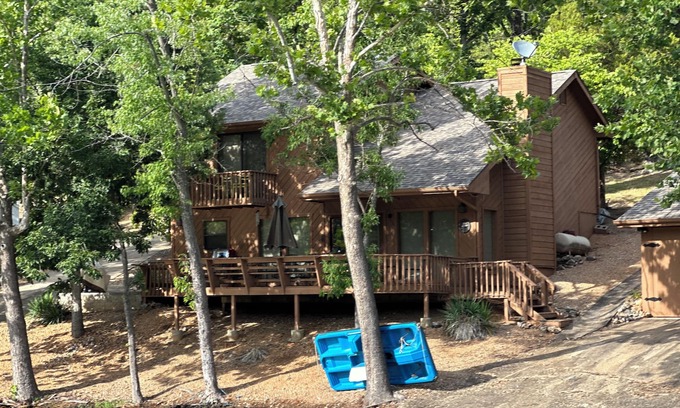 Gravois Mills House | Remodeled Ozarks Lakefront-Lilly pad, kayaks, Private dock slip & boat ramp.