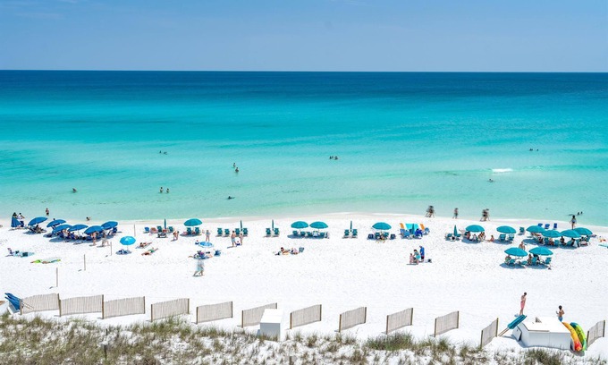 Crystal Beach Condo | Remodeled Penthouse | Beachfront | Pool+Hot Tub | Beach Gear | Emerald Dunes 501