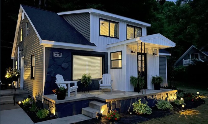 Traverse City House | Remodeled Traverse City Home - Lake View-Golf and Wineries