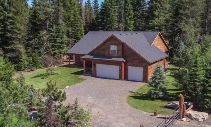 Tamarack Resort Cabin | REMOTE CABIN WITH HOT TUB AND MOVIE THEATER