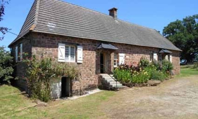 Villac Cottage | Remote House with Terrace, BBQ, and Garden - Pets Allowed