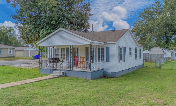 East Florence House | ReNew At JW's & bring your Dog too!