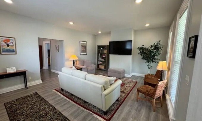 Bryant House | Reno'd 5Pts Buffalo Gem - Parking/Walkable with WiFi and AC