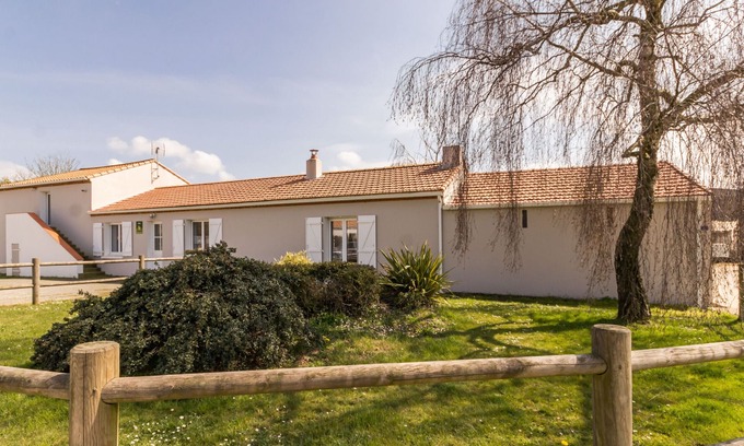 Saint-Hilaire-de-Chaleons Cottage | Renovated Farmhouse Near the Sea with Garden, WiFi, and Family Amenities