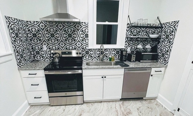 Forest Hills Apartment | Renovated 1 Bedroom in Forest Hills - B