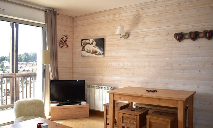 Pyrenees 2000 Apartment | Renovated 2-room cabin apartment near slopes with south-facing balcony