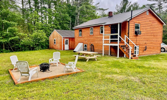 Bethel House | Renovated 2-story home with game room, firepit, foosball, air hockey near skiing
