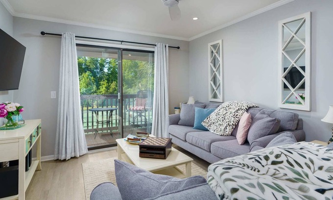 Folly Field Apartment | Renovated 2/2 Beach Condo w/Tennis Views!