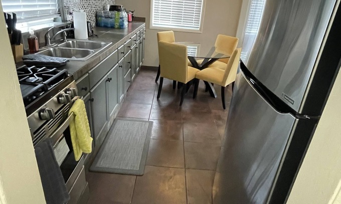 Berkley House | Renovated 3 bedrooms 4 beds 2.5 miles from Beaumont