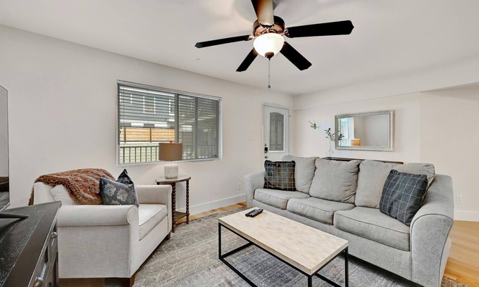 Westfield Condo | Renovated 3BA/2BD Condo 2 Miles from Downtown